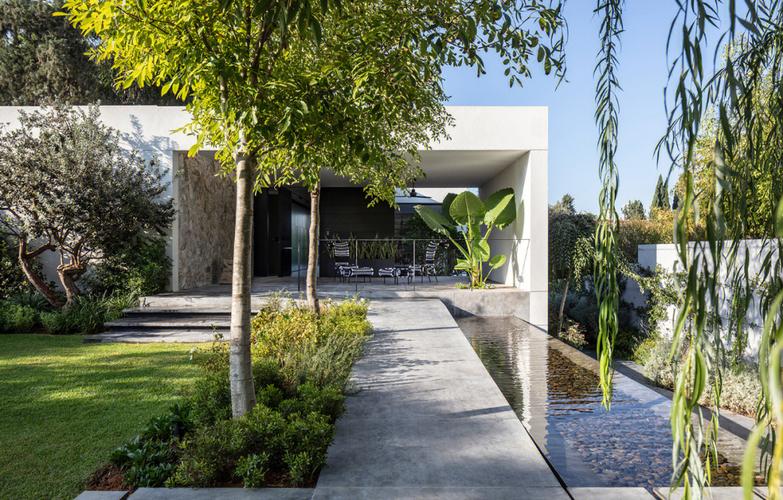 寬敞庭院與泳池的二層大宅設(shè)計(jì)