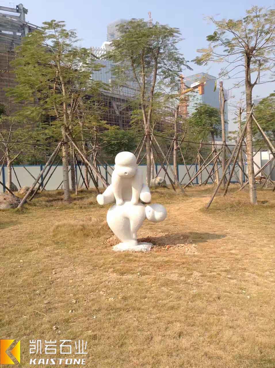 萌態可掬的小沙彌石雕 庭院設計中的禪意點綴